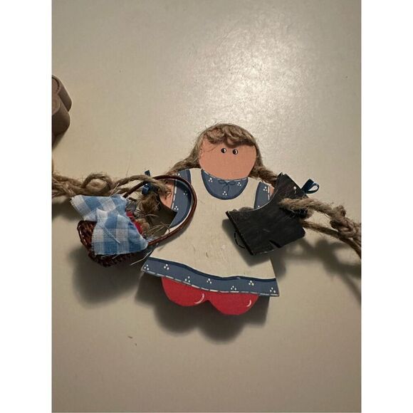 Wizard of Oz Painted Wooden Decor On String Garland Wendy Toto Lion Tin Man - Picture 3 of 9